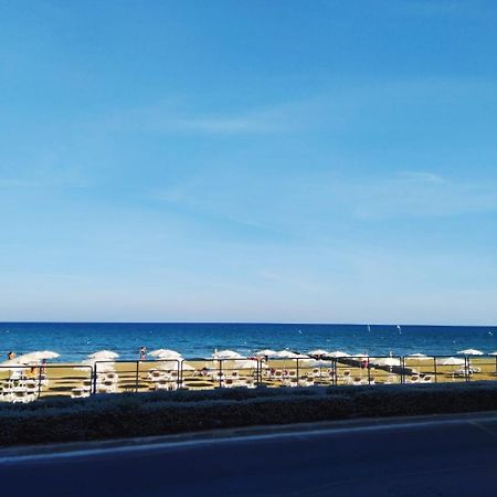 Mackenzie Beach Hotel لارنكا المظهر الخارجي الصورة