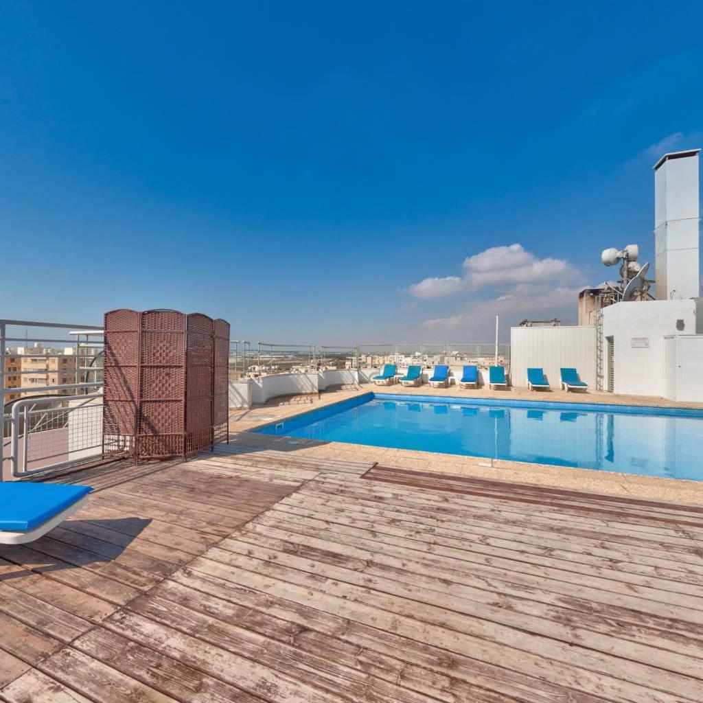 Mackenzie Beach Hotel لارنكا المظهر الخارجي الصورة