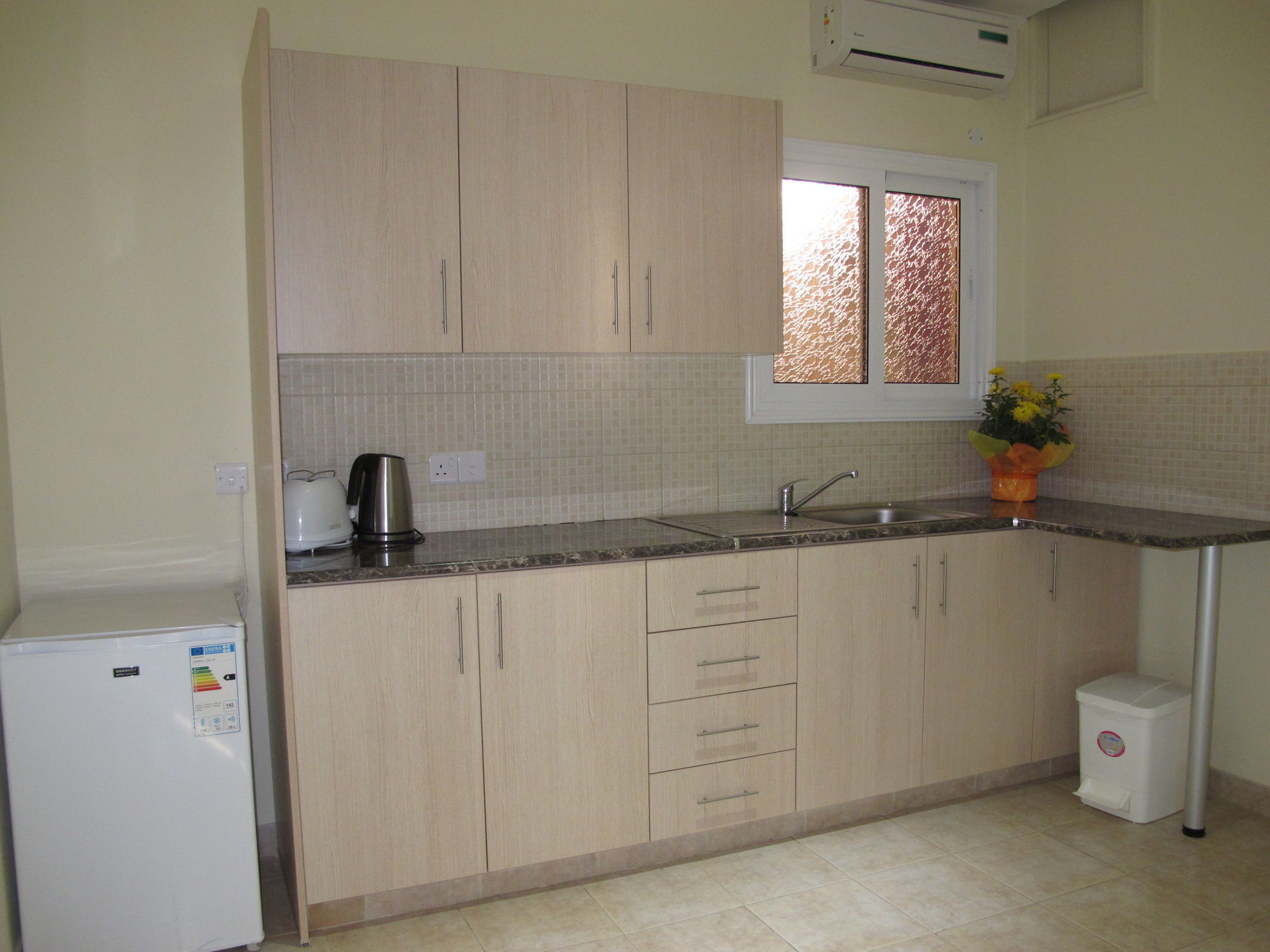 Mackenzie Beach Hotel لارنكا المظهر الخارجي الصورة