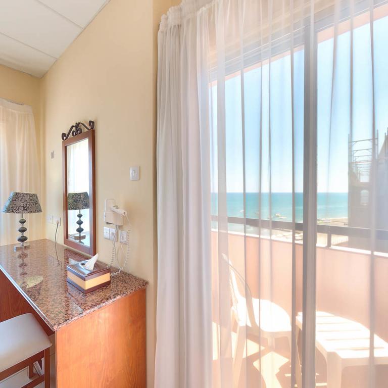 Mackenzie Beach Hotel لارنكا المظهر الخارجي الصورة