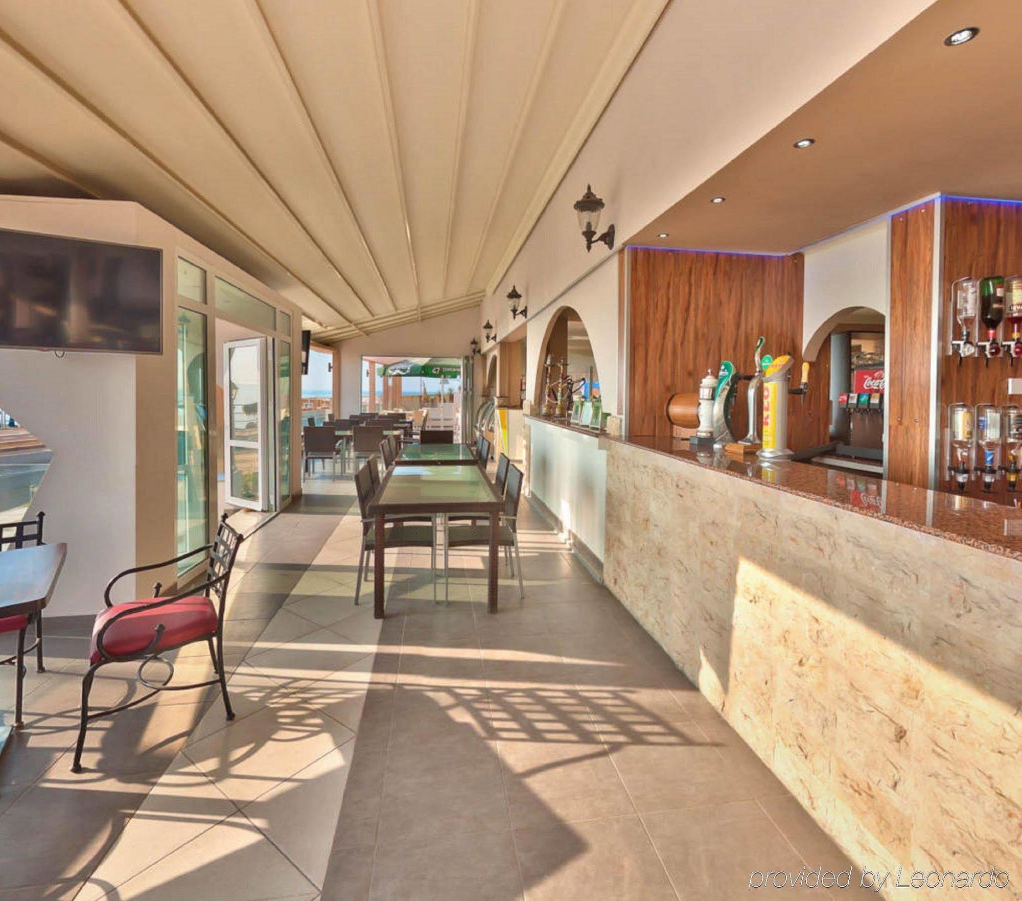 Mackenzie Beach Hotel لارنكا المظهر الخارجي الصورة