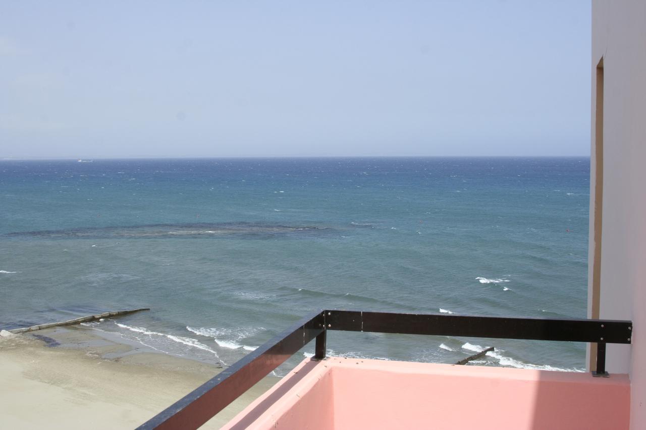 Mackenzie Beach Hotel لارنكا الغرفة الصورة
