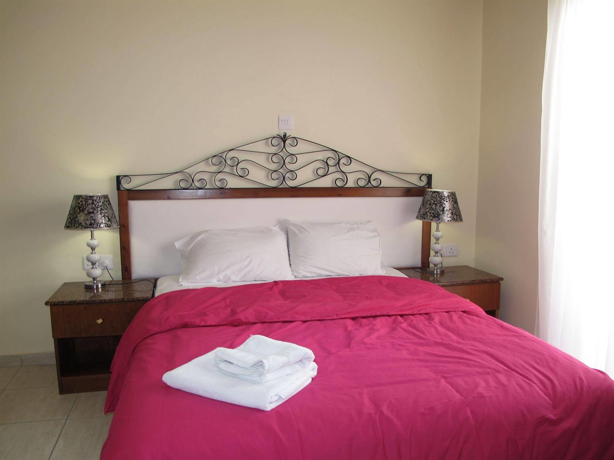 Mackenzie Beach Hotel لارنكا المظهر الخارجي الصورة