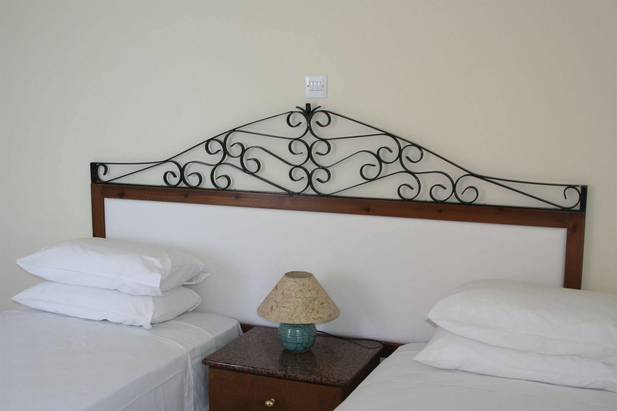 Mackenzie Beach Hotel لارنكا المظهر الخارجي الصورة