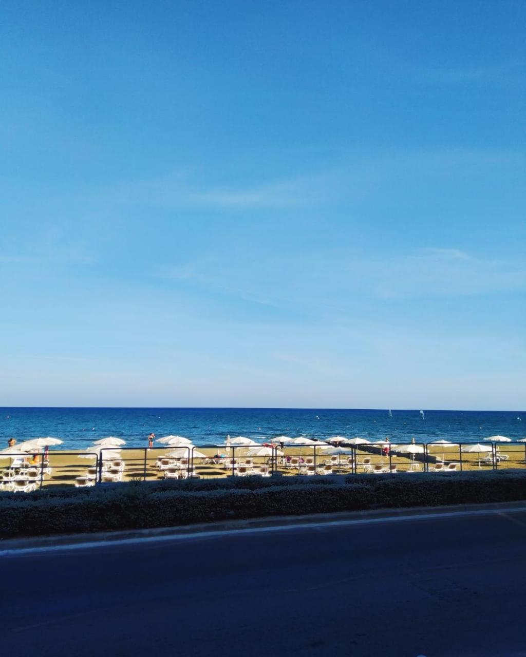 Mackenzie Beach Hotel لارنكا المظهر الخارجي الصورة