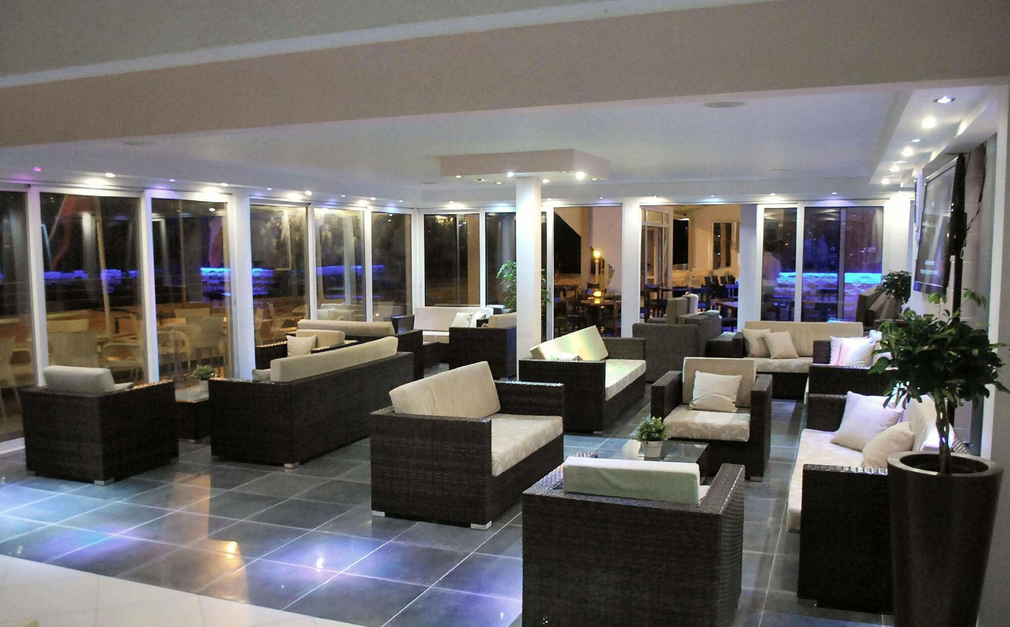 Mackenzie Beach Hotel لارنكا المظهر الخارجي الصورة